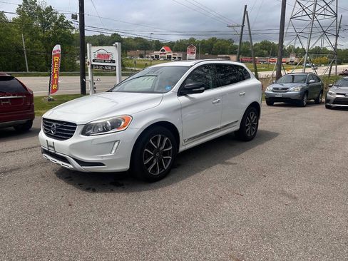 Used 2017 Volvo XC60 T6 Dynamic w/ Preferred Option Package AWD/4WD image 5
