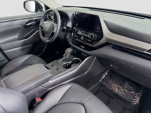 Certified 2025 Toyota Highlander XLE FWD image 32