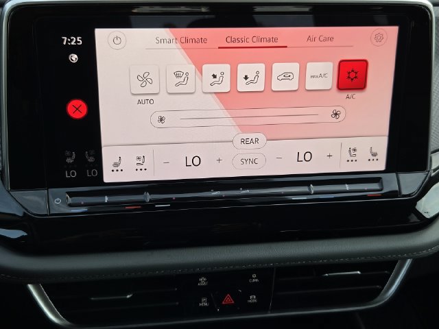 Used 2024 Volkswagen Atlas Peak Edition SE AWD/4WD image 17
