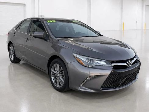 Used 2017 Toyota Camry SE w/ Moonroof Package FWD image 4