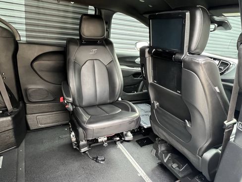 Used 2023 Chrysler Pacifica Touring-L w/ Uconnect Theater Family Group FWD image 22