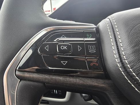 Used 2023 Jeep Grand Cherokee Overland w/ Luxury Tech Group IV AWD/4WD image 18