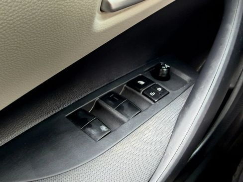 Used 2020 Toyota Corolla LE FWD image 37