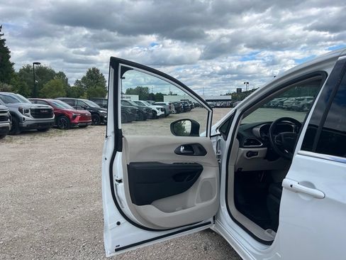 Used 2023 Chrysler Pacifica Touring-L FWD image 18