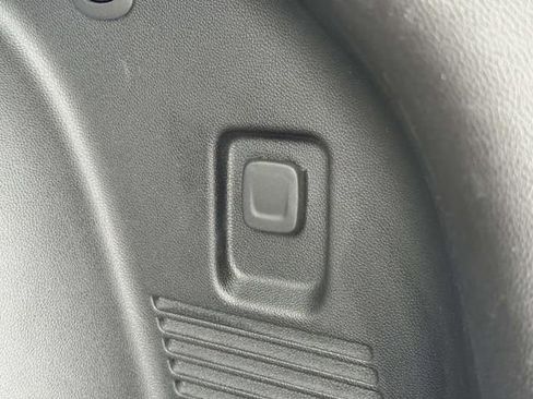 Used 2025 Chevrolet Blazer LT image 9