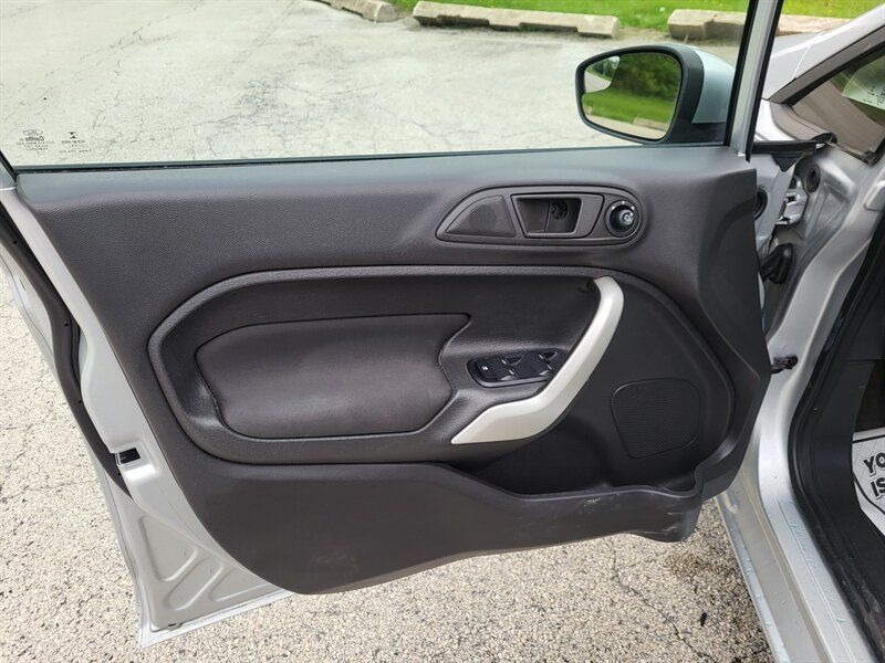 Used 2013 Ford Fiesta SE FWD image 16