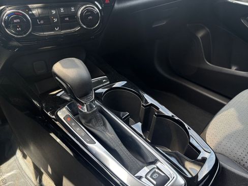 Used 2025 Chevrolet Trax LT image 40