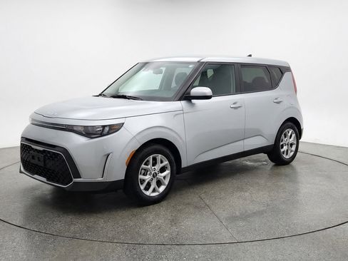 Used 2025 Kia Soul LX w/ LX Technology Package image 3