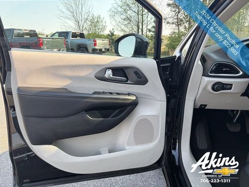 Used 2024 Chrysler Pacifica Touring-L FWD image 16