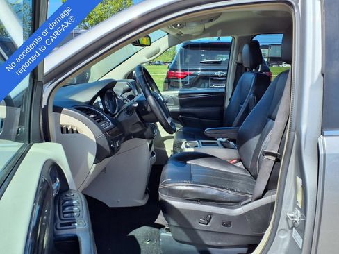 Used 2016 Chrysler Town & Country Touring w/ Driver Convenience Group FWD image 16