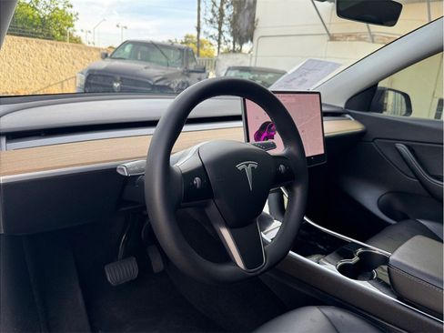 Used 2021 Tesla Model Y Long Range AWD/4WD image 19