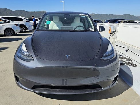 Used 2022 Tesla Model Y Long Range image 6