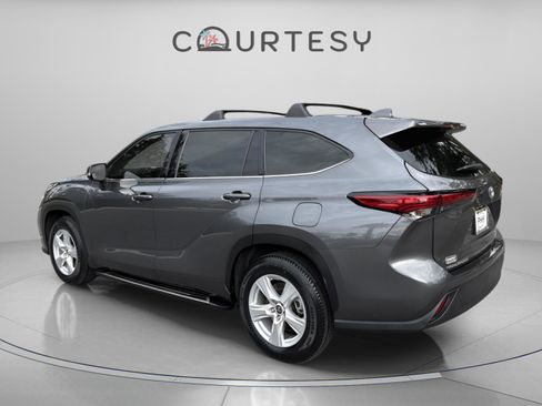 Used 2021 Toyota Highlander L image 5