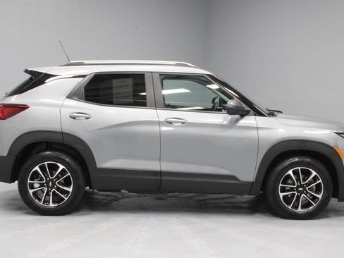 Used 2025 Chevrolet TrailBlazer LT w/ LT Cold Weather Package FWD image 11