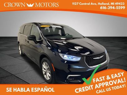 Used 2025 Chrysler Pacifica Select