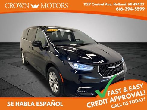 Used 2025 Chrysler Pacifica Select AWD/4WD image 1