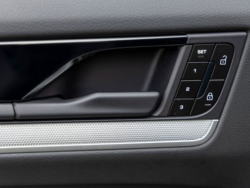 Certified 2025 Porsche Cayenne image 22