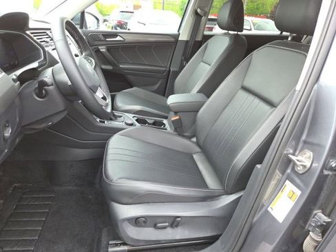 Used 2024 Volkswagen Tiguan SE w/ Panoramic Sunroof Package AWD/4WD image 9