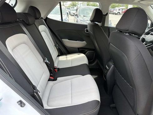 Used 2025 Hyundai Venue SEL FWD image 19