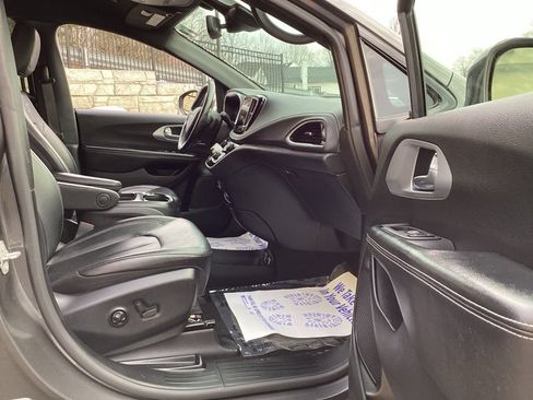 Used 2021 Chrysler Pacifica Touring-L w/ Uconnect Theater Family Group image 20