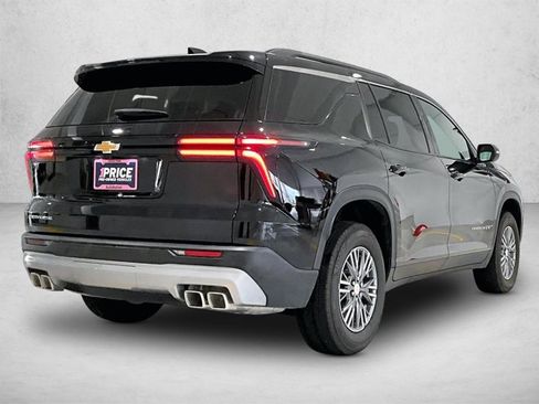 Used 2026 Chevrolet Traverse LT FWD image 2