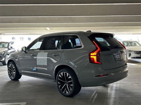 New 2026 Volvo XC90 B6 Plus w/ Protection Package Premier image 4