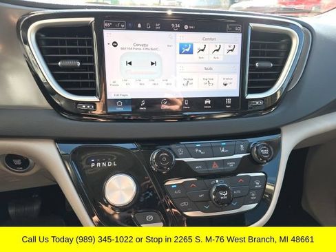 Used 2023 Chrysler Pacifica Touring-L FWD image 22