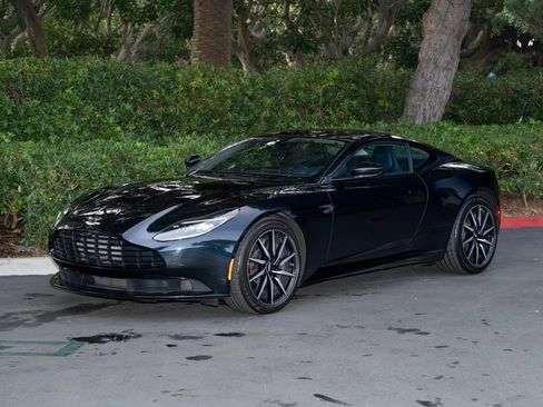 Used 2020 Aston Martin DB11 Coupe image 2