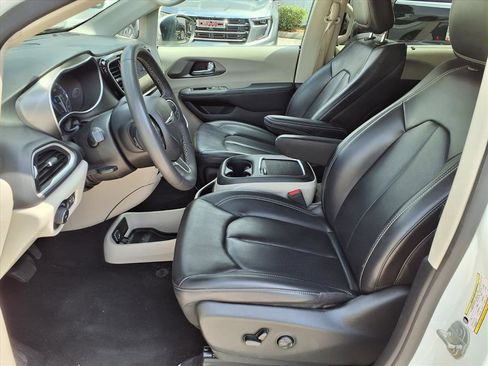 Used 2023 Chrysler Pacifica Touring-L FWD image 13