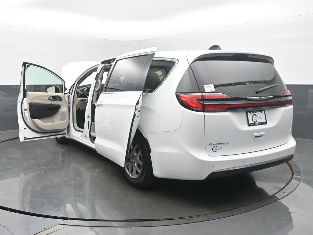 Used 2024 Chrysler Pacifica Touring-L FWD image 59
