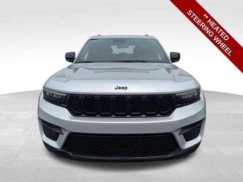 Used 2024 Jeep Grand Cherokee Altitude AWD/4WD image 11