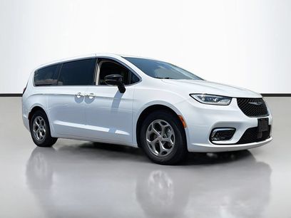Used 2025 Chrysler Pacifica Select