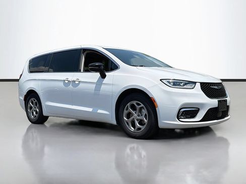 Used 2025 Chrysler Pacifica Select FWD image 1