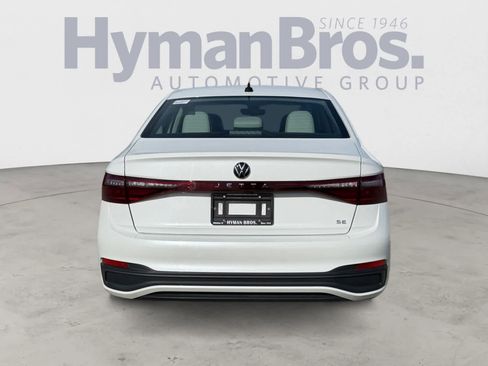Used 2025 Volkswagen Jetta SE w/ Sunroof Package image 4