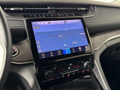 Used 2022 Jeep Grand Cherokee Limited image 23