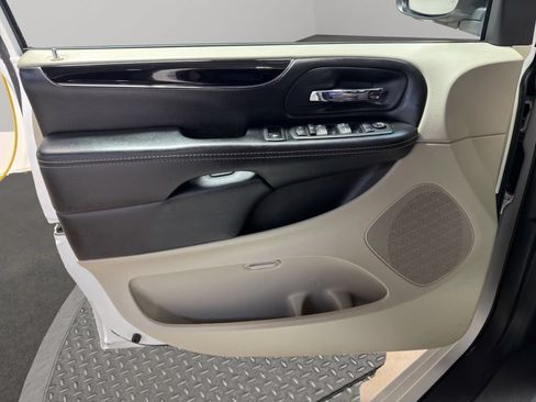 Used 2020 Dodge Grand Caravan SXT FWD image 15