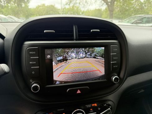 Used 2025 Kia Soul LX w/ LX Technology Package FWD image 18