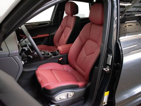 New 2026 Porsche Macan image 5