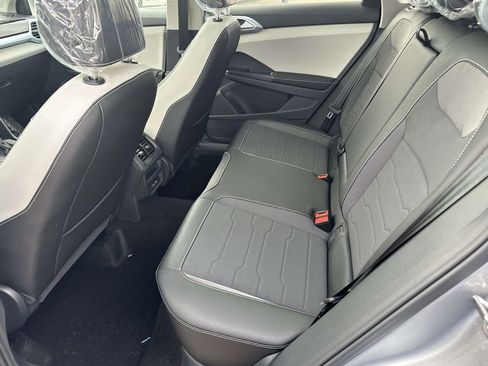 New 2026 Volkswagen Taos SE image 8