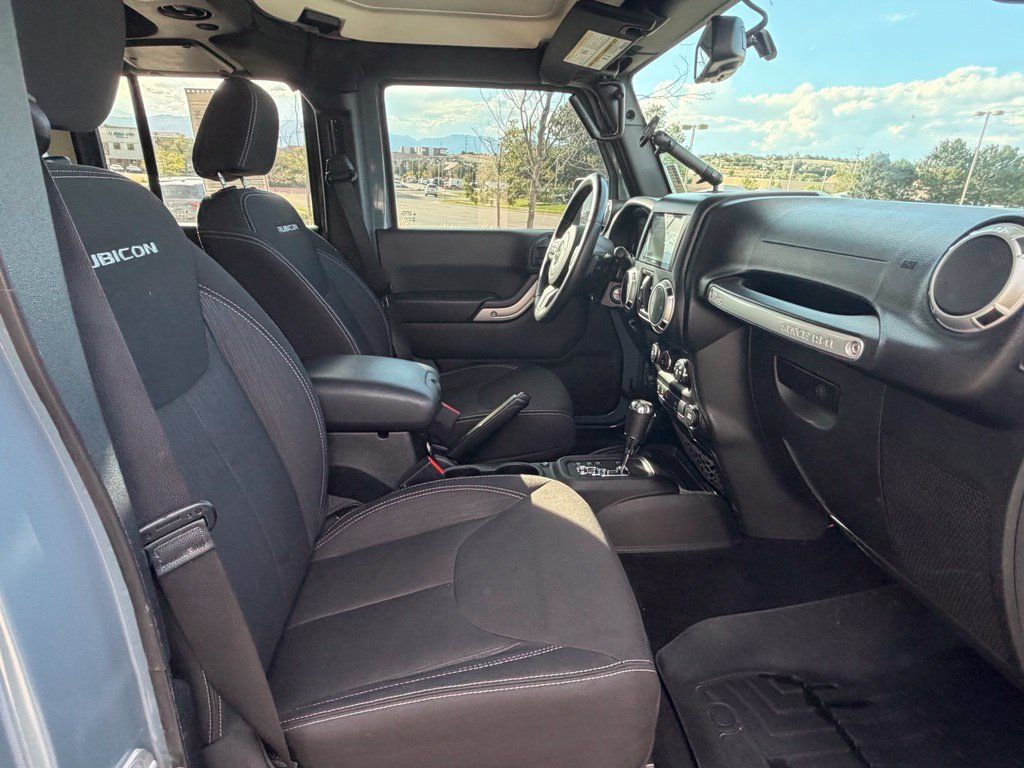 Used 2015 Jeep Wrangler Unlimited Rubicon w/ Connectivity Group AWD/4WD image 34