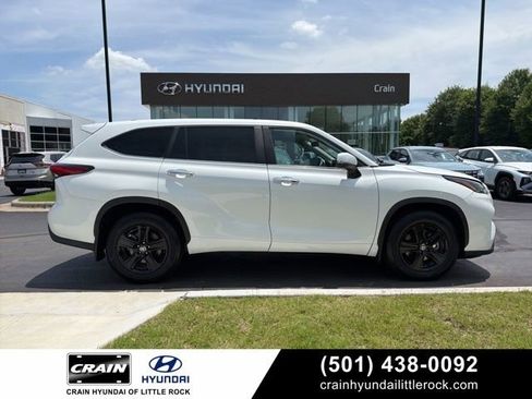 Used 2023 Toyota Highlander L FWD image 1