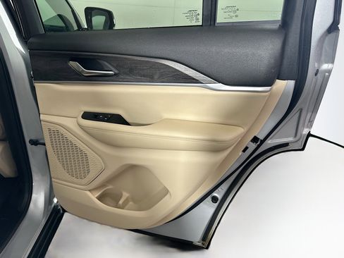 Used 2024 Jeep Grand Cherokee Limited image 29