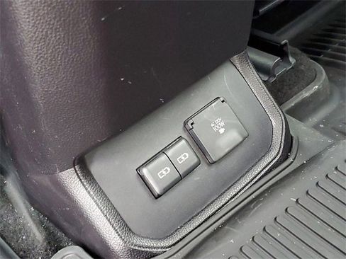 Used 2023 Toyota Highlander Limited image 13