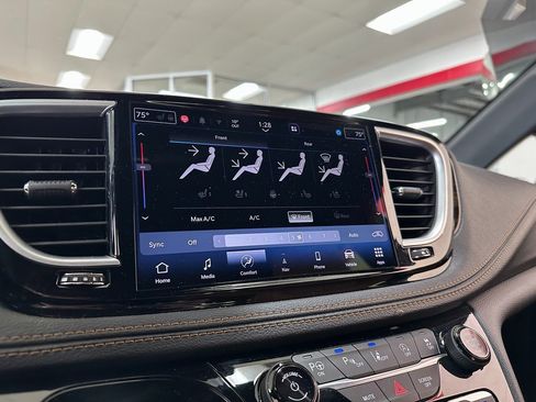 Certified 2021 Chrysler Pacifica Pinnacle image 26