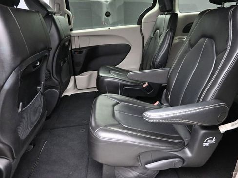 Used 2023 Chrysler Pacifica Touring-L FWD image 12