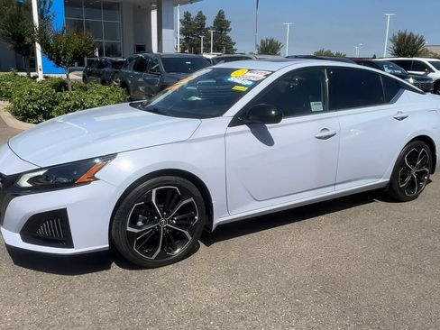 Used 2023 Nissan Altima 2.5 SR w/ SR Premium Package FWD image 3