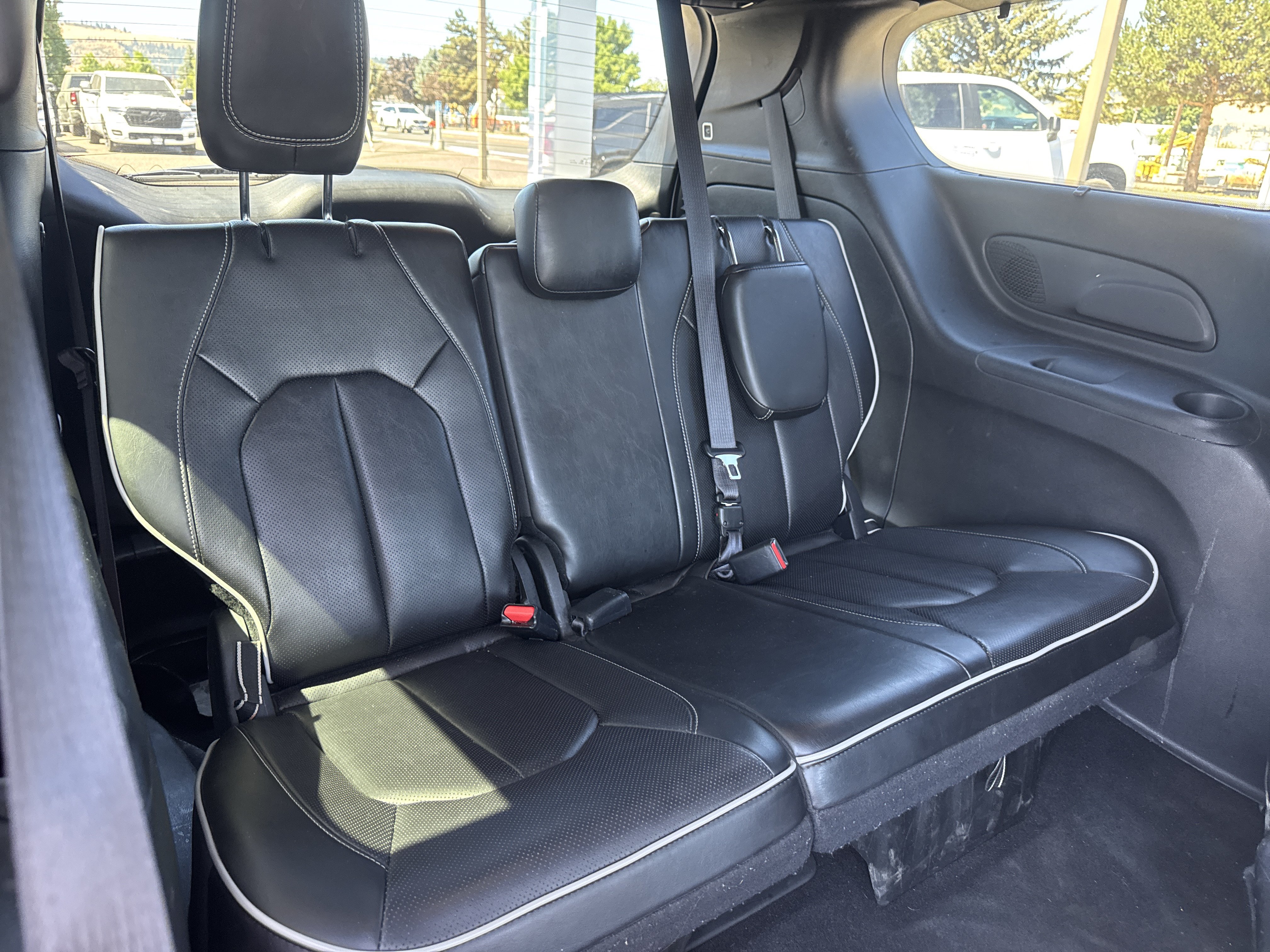 Used 2025 Chrysler Pacifica Limited FWD image 26
