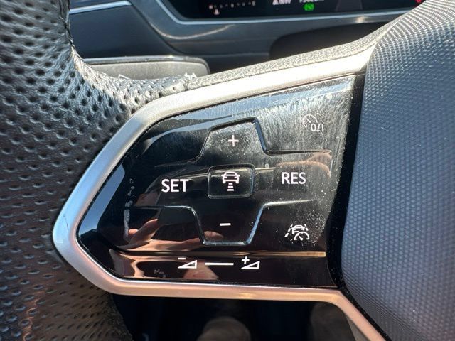 Used 2022 Volkswagen Tiguan SE R-Line FWD image 10
