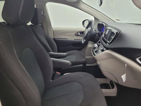 Used 2022 Chrysler Voyager LX FWD image 21