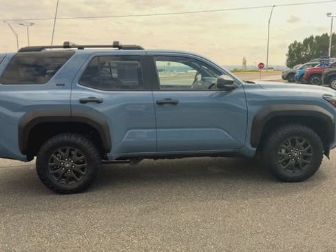 Used 2025 Toyota 4Runner SR5 AWD/4WD image 9